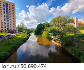 Река Яуза летом, Москва (2024 год). Редакционное фото, фотограф Ирина Терентьева / Фотобанк Лори