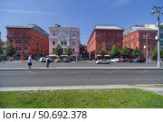 Доходные дома Московского Купеческого Общества на Новой площади,  Москва. Солнечный день в июле. Редакционное фото, фотограф Сергей Рыбин / Фотобанк Лори
