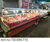 Витрина с охлаждённым мясом на рынке. Редакционное фото, фотограф Мария Сергеева / Фотобанк Лори