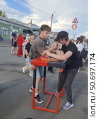 Два молодых парня на соревнованиях по армрестлингу. Редакционное фото, фотограф Жилина Людмила / Фотобанк Лори