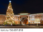 St. Petersburg, Russia, 12.22.2021: The main New Year tree of St. Petersburg on Palace Square against the background of the arch of the General Staff of the Hermitage. Редакционное фото, фотограф Ula Ulachka / Фотобанк Лори