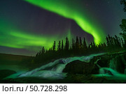 Auroral curtains over Ramparts Falls on the Cameron River, Canada. Стоковое фото, фотограф Alan Dyer/Stocktrek Images / ТАСС / Фотобанк Лори