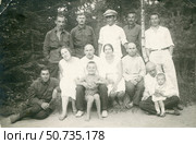 Групповый портрет семьи или друзей на природе, СССР, начало 1930-х годов. Фото семьи Хухриковых. Стоковое фото, фотограф Retro / Фотобанк Лори
