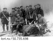 Группа охотников с добытым лосем зимой. Стоковое фото, фотограф Retro / Фотобанк Лори