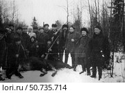 Группа охотников с добытым лосем зимой в лесу. Стоковое фото, фотограф Retro / Фотобанк Лори