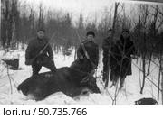 Охотники с убитым лосем зимой в лесу. Стоковое фото, фотограф Retro / Фотобанк Лори