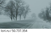 Cars on winter road at blizzard. Стоковое видео, видеограф Михаил Коханчиков / Фотобанк Лори