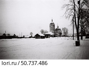 Зимний пейзаж с церковью в деревне. Стоковое фото, фотограф Retro / Фотобанк Лори