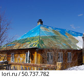 Крыша дома Черепанова, расписанная под окружающие пейзажи. Усадьба Виталия Черепанова, посёлок Висим, Горноуральский городской округ, Свердловская область, Россия (2021 год). Редакционное фото, фотограф Алексей Иванов / Фотобанк Лори