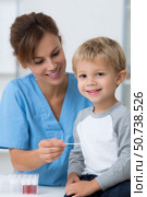 Pediatrician showing cotton swab to smiling child in clinic. Стоковое AI-изображение, AI-художник Юрий Поздников / Фотобанк Лори