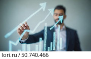 Businessman draw growth business graph progress and financial analyzing. Business development to success, profit and growing plan. Стоковое AI-видео, аниматор Sergey Grishin / Фотобанк Лори