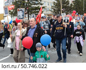 Потомки победителей идут в Бессмертном полку. Заводоуковск. Редакционное фото, фотограф Анатолий Матвейчук / Фотобанк Лори