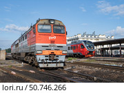 Грузовой тепловоз 2ТЭ116УД на станции Рыбинск солнечным летним днем (2024 год). Редакционное фото, фотограф Виктор Карасев / Фотобанк Лори