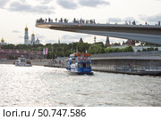 Прогулочные теплоходы проплывают под парящим мостом в сторону Кремля. Вечернее освещение. Москва. Редакционное фото, фотограф Елена Орлова / Фотобанк Лори
