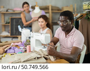 Participants in coterie practice sewing, chatting and talking, work with mannequin. Стоковое фото, фотограф Яков Филимонов / Фотобанк Лори