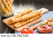 Домашние сырные хлебные палочки из слоеного теста и томатный соус. Homemade Cheesy Breadsticks and Tomato sauce. Стоковое фото, фотограф AllNikArt / Фотобанк Лори