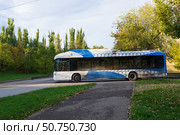 Троллейбус с автономным ходом БКМ 32100D движется по улице с опущенными токоприёмниками. Волгоград, Тракторозаводский район, Россия. (2022 год). Редакционное фото, фотограф Андрей Цыганков / Фотобанк Лори