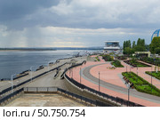 Река Волга, вид на парк, набережная на правом берегу, поворот русла на горизонте. Волгоград, Россия (2023 год). Редакционное фото, фотограф Андрей Цыганков / Фотобанк Лори