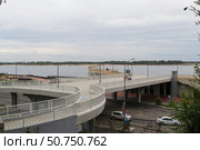 Городской пейзаж, панорама, вид на пешеходный мост и летний амфитеатр на набережной. Волгоград, Центральная набережная, Россия (2022 год). Редакционное фото, фотограф Андрей Цыганков / Фотобанк Лори