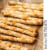 Домашние свежеиспеченные сырные хлебные палочки из слоеного теста. Homemade Cheesy Breadsticks. Стоковое фото, фотограф AllNikArt / Фотобанк Лори