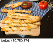 Домашние сырные хлебные палочки из слоеного теста и томатный соус. Homemade Cheesy Breadsticks and Tomato sauce. Стоковое фото, фотограф AllNikArt / Фотобанк Лори