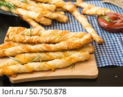Домашние сырные хлебные палочки из слоеного теста и томатный соус. Homemade Cheesy Breadsticks and Tomato sauce. Стоковое фото, фотограф AllNikArt / Фотобанк Лори