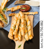 Домашние сырные хлебные палочки из слоеного теста и томатный соус. Homemade Cheesy Breadsticks and Tomato sauce. Стоковое фото, фотограф AllNikArt / Фотобанк Лори