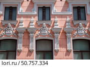 Лепной декор на фасаде дореволюционного дома в Астрахани. Стоковое фото, фотограф Павел Просянов / Фотобанк Лори