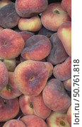 Ripe flat peaches piled together, showcasing texture and color, suitable for fruit background. Стоковое видео, видеограф Анастасия Золотницкая / Фотобанк Лори