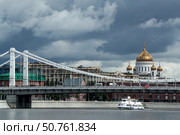 Москва. Москва-река, Крымский мост и  храм Христа Спасителя (2020 год). Стоковое фото, фотограф Михаил Терещенко / ТАСС / Фотобанк Лори
