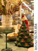 Christmas tree and decorations on a table in a restaurant. Christmas decoration. Стоковое фото, фотограф Оксана Шведкова / Фотобанк Лори