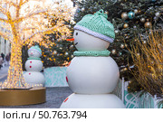 New Year's card 2026. Christmas background with a snowman. Concept of preparing and decorating for the New Year. Holiday toys and snowmen on the streets of Moscow. Стоковое фото, фотограф Photojuli / Фотобанк Лори