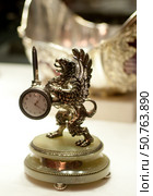 Настольные часы грифон с мечом Griffin table clock with a sword (2017 год). Редакционное фото, фотограф Чехов Дмитрий Валерьевич / Фотобанк Лори