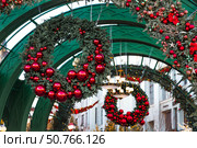 Concept of preparation for Christmas and New Year 2026. Christmas wreath. Christmas decorations in the interior. Стоковое фото, фотограф Photojuli / Фотобанк Лори
