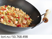 Рис с овощами и кусочками форели в сковороде вок. Стоковое фото, фотограф Наталья Чернова / Фотобанк Лори