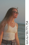Young woman walking on beach at sunset. Стоковое видео, видеограф Михаил Коханчиков / Фотобанк Лори