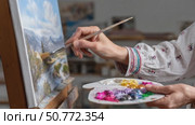 Woman artist painting a mountain landscape on canvas. Стоковое AI-видео, аниматор Юрий Поздников / Фотобанк Лори