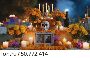 Day of the dead altar with cempasuchil flowers and candles. Стоковое AI-видео, аниматор Юрий Поздников / Фотобанк Лори