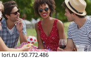 Friends enjoying picnic in park. Стоковое AI-видео, аниматор Юрий Поздников / Фотобанк Лори