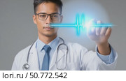 Doctor drawing heartbeat symbol on virtual screen. Стоковое AI-видео, аниматор Юрий Поздников / Фотобанк Лори