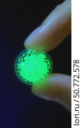 Fluorescent green substance expanding in petri dish. Стоковое AI-видео, аниматор Юрий Поздников / Фотобанк Лори