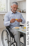 Disabled man opening sugar packet at breakfast table. Стоковое AI-видео, аниматор Юрий Поздников / Фотобанк Лори