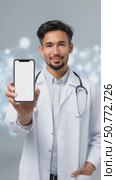 Doctor showing smartphone with white display on connected world background. Стоковое AI-видео, аниматор Юрий Поздников / Фотобанк Лори
