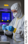 Scientist analyzing samples in high tech laboratory. Стоковое AI-видео, аниматор Юрий Поздников / Фотобанк Лори