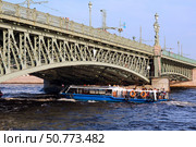 Туризм в Петербурге. Водные прогулки по рекам и каналам. Судоходство на Неве. Редакционное фото, фотограф Александр Тарасенков / Фотобанк Лори