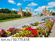 Васильевский Спуск. Вид на Спасскую башню Московского Кремля, здание ГУМ и Собор Василия Блаженного. Москва. Россия. Редакционное фото, фотограф E. O. / Фотобанк Лори