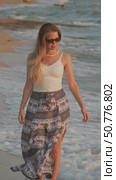 Young woman walking on beach at sunset. Стоковое видео, видеограф Михаил Коханчиков / Фотобанк Лори