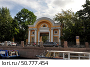 Набережная реки Мойки, дом № 48; декоративные ворота перед дворцом графа К. Г. Разумовского, ныне здания факультета географии РГПУ им. А. И. Герцена. Санкт-Петербург (2024 год). Редакционное фото, фотограф Вера Смолянинова / Фотобанк Лори