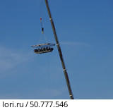 Ресторан-платформа "Dinner in the Sky" (Ужин в небесах). Санкт-Петербург, Пироговская набережная (2021 год). Редакционное фото, фотограф Алексей Иванов / Фотобанк Лори