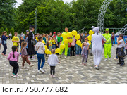 Maykop, Russia - May 26, 2024: Animators dressed as fairy-tale characters entertain children with games and performances on the playground on a spring day. Редакционное фото, фотограф Андрей С / Фотобанк Лори